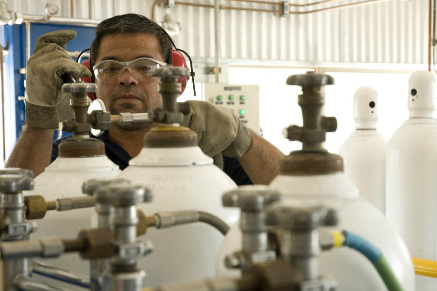 Manipulación de Equipos y Termos de Gases Comprimidos en estado Criogénico